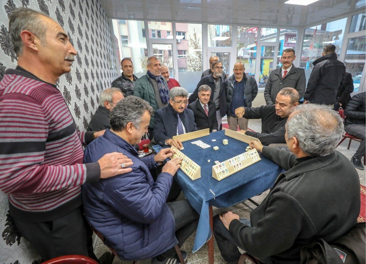 Vali Bilmez okey oynayıp vatandaşın taleplerini dinledi