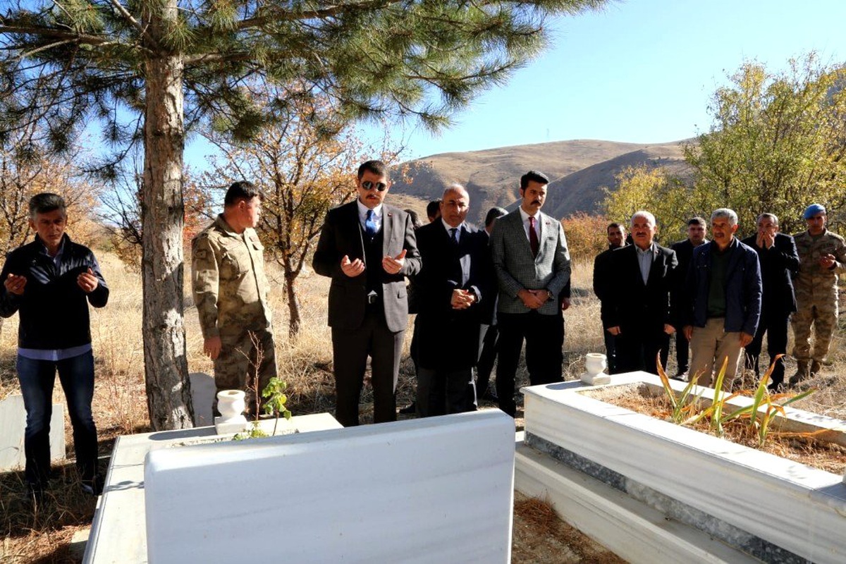 Vali şehit öğretmenin kabrini ziyaret etti