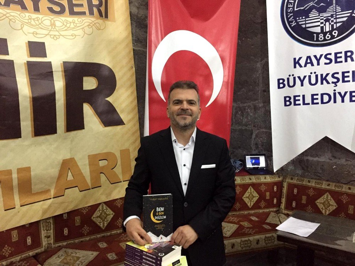 Yusuf Yeşilkaya yeni kitabını imzaladı