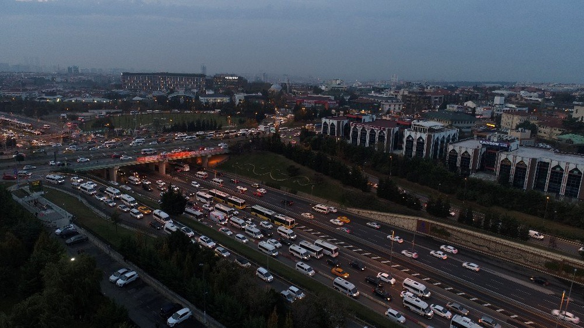 15 Temmuz Şehitler Köprüsü\'nde trafik yoğunluğu drone ile görüntülendi
