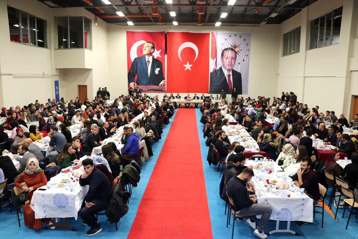 Ağrı\'da öğretmenler yemekte bir araya geldi