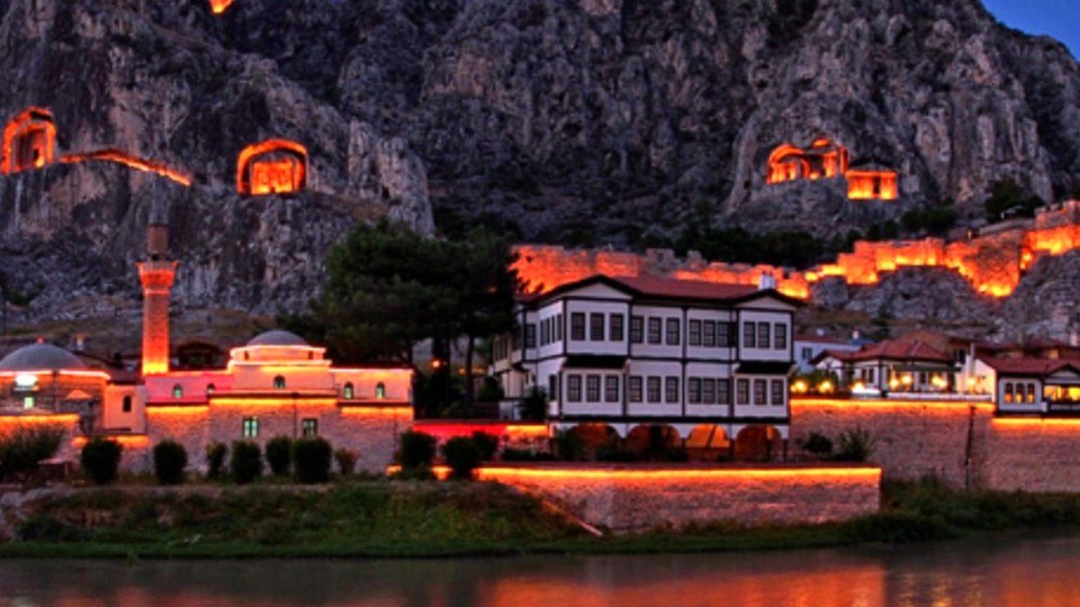 Amasya, kadına yönelik şiddete karşı turuncuya büründü