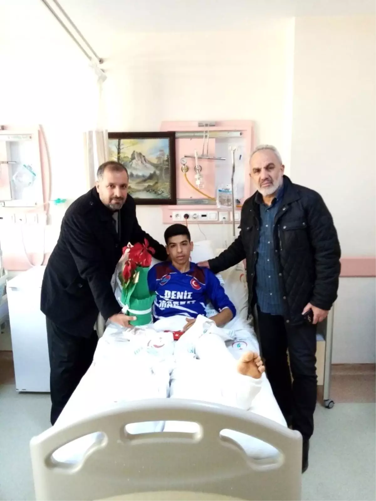 Amatör maçta ayağı kırılan futbolcuyu mutlu eden ziyaret