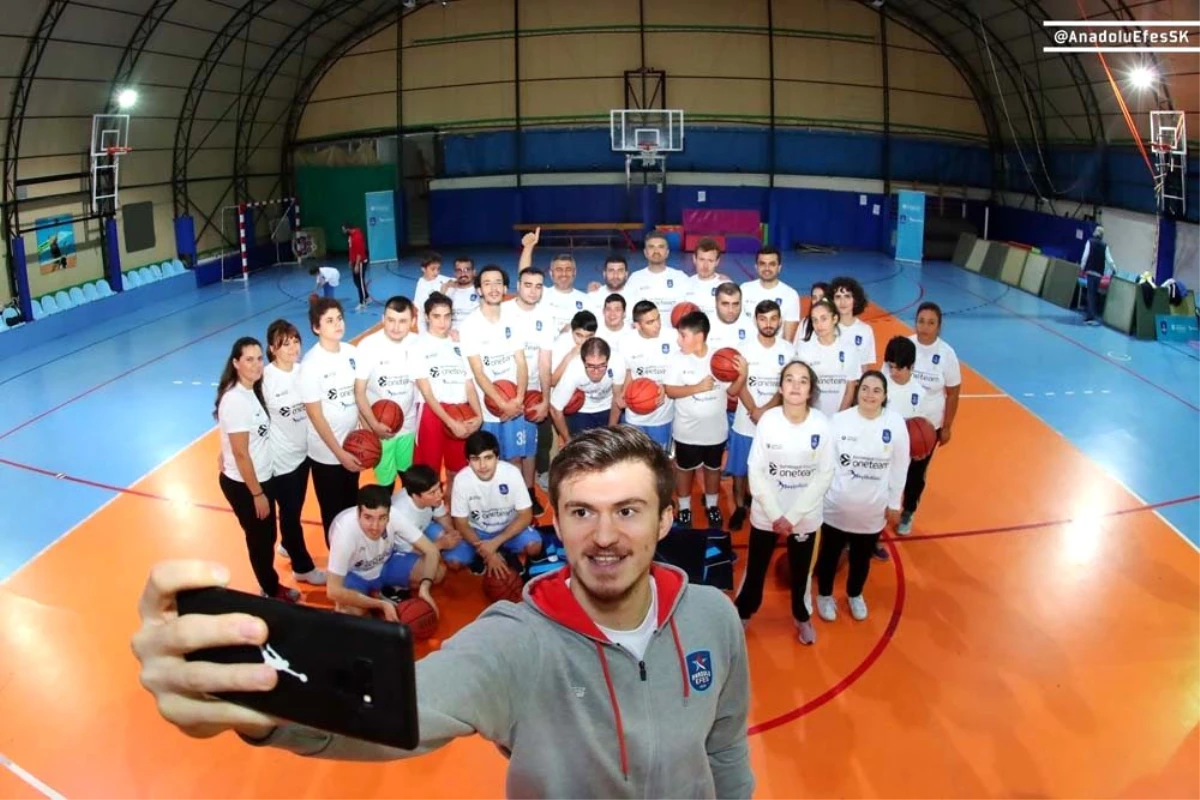 Anadolu Efes, EuroLeague One Team Projesi\'nin altıncı çalışmasını gerçekleştirdi