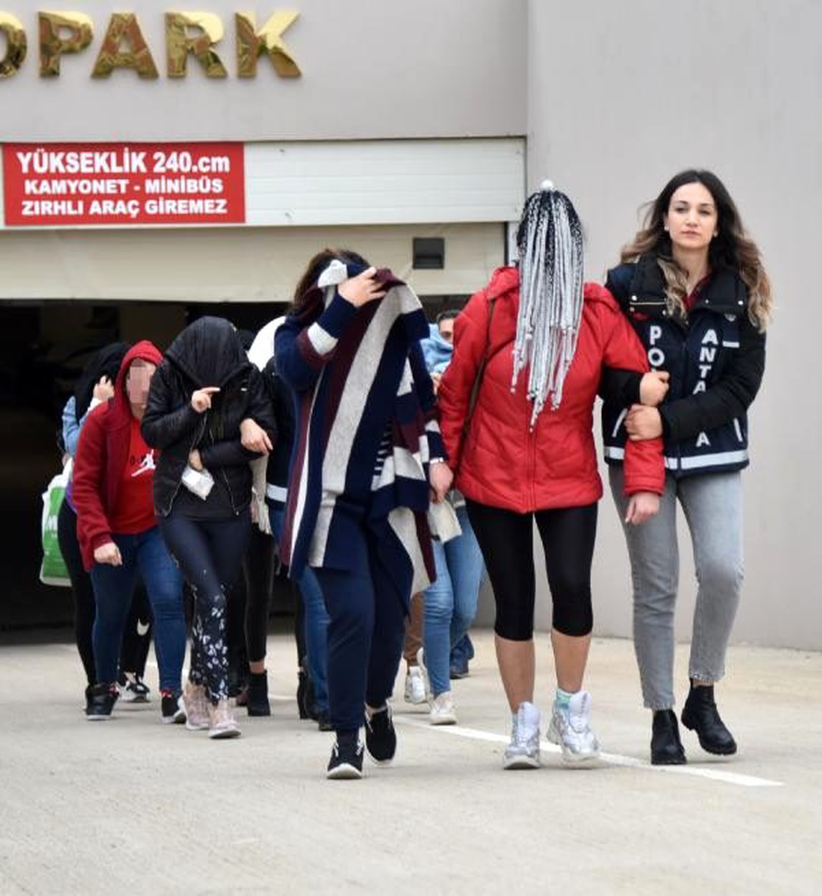 Antalya\'da \'jigolo çetesi\'ne operasyon: 19 gözaltı