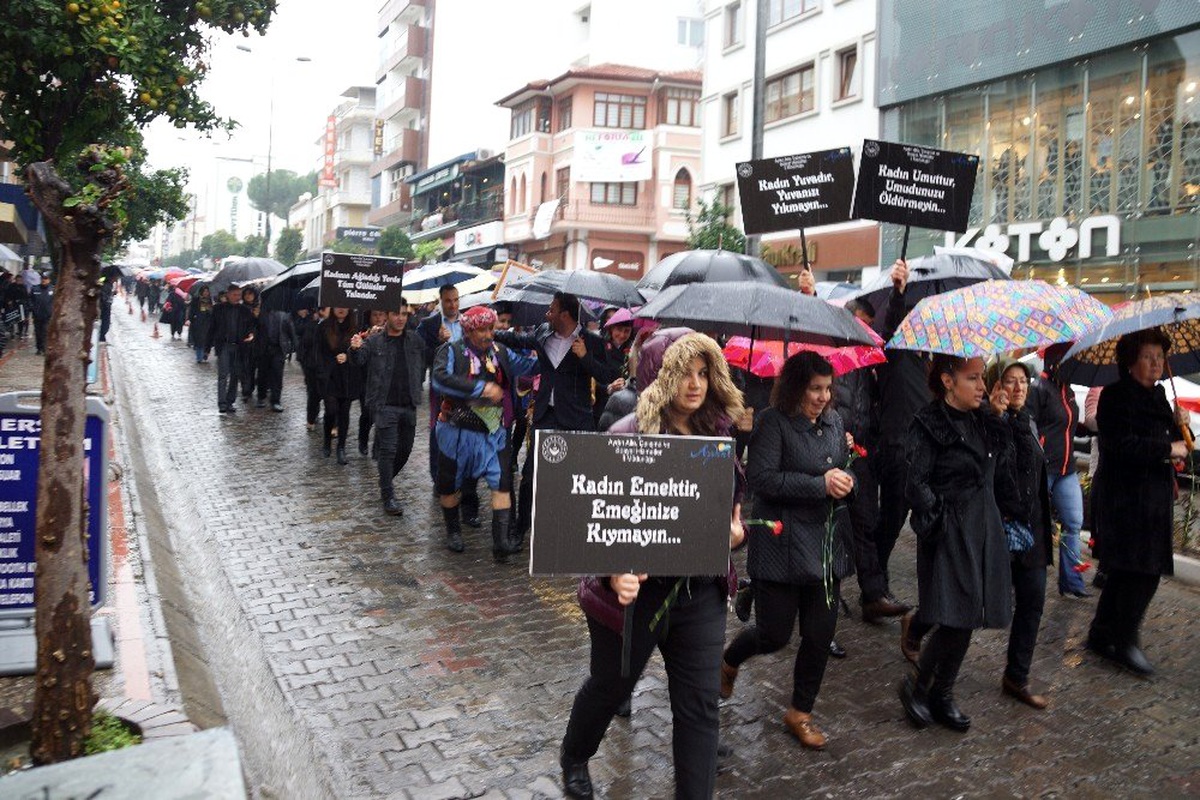 Aydınlı kadınlar yağmur altında kadına şiddete karşı yürüdü