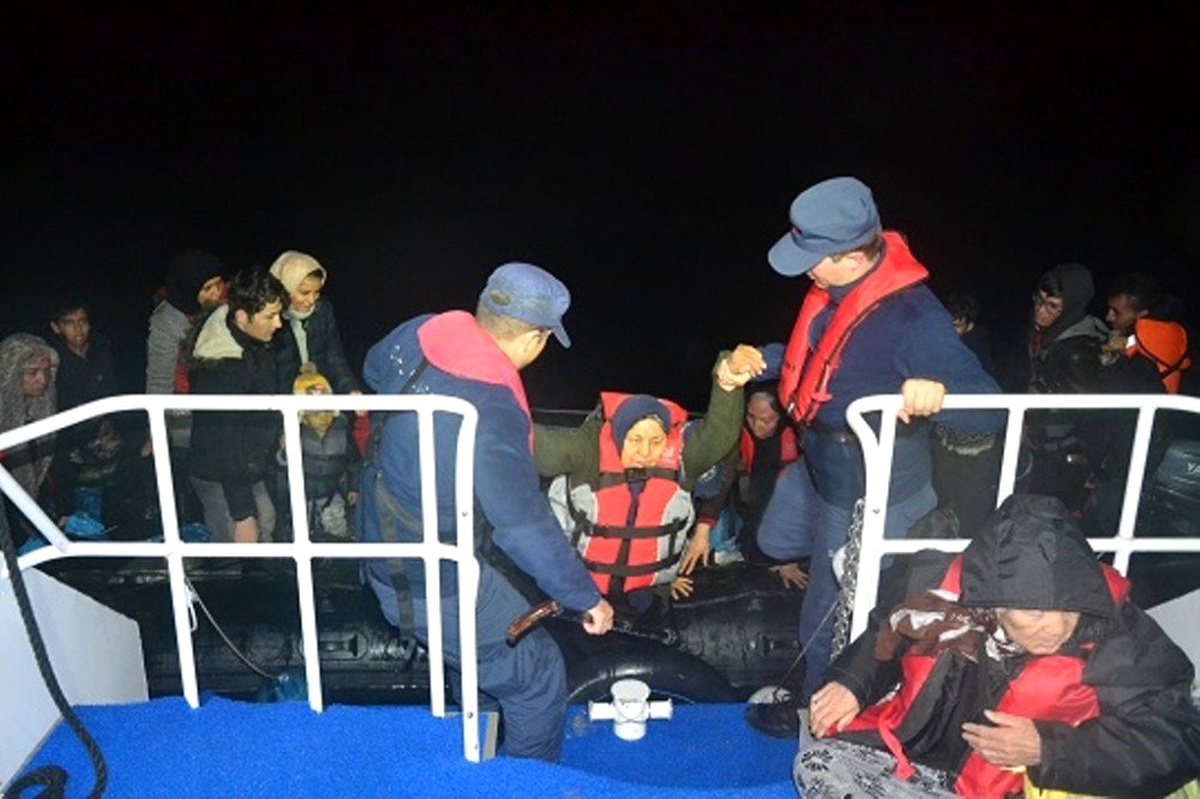 Ayvalık\'ta 34 düzensiz göçmen Sahil Güvenlik ekiplerine yakalandı