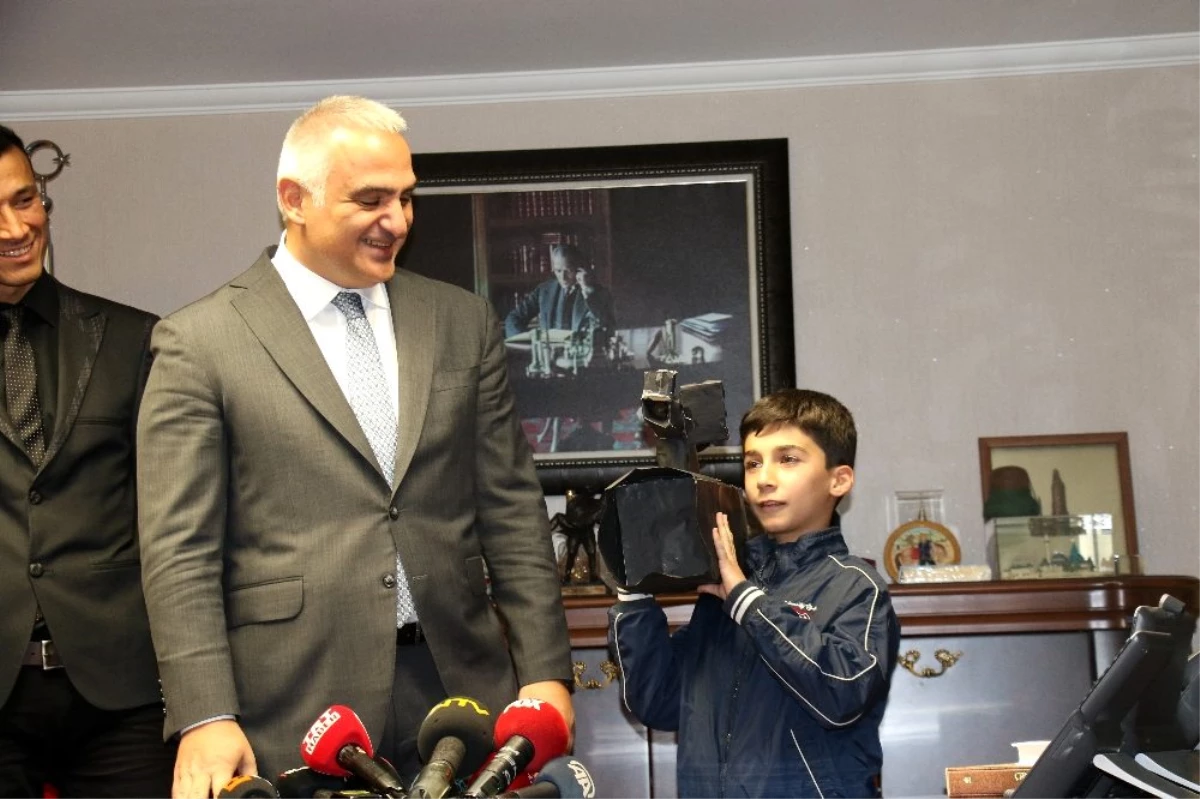 Bakan Ersoy, 11 yaşındaki Abdulselam\'a kamera hediye etti