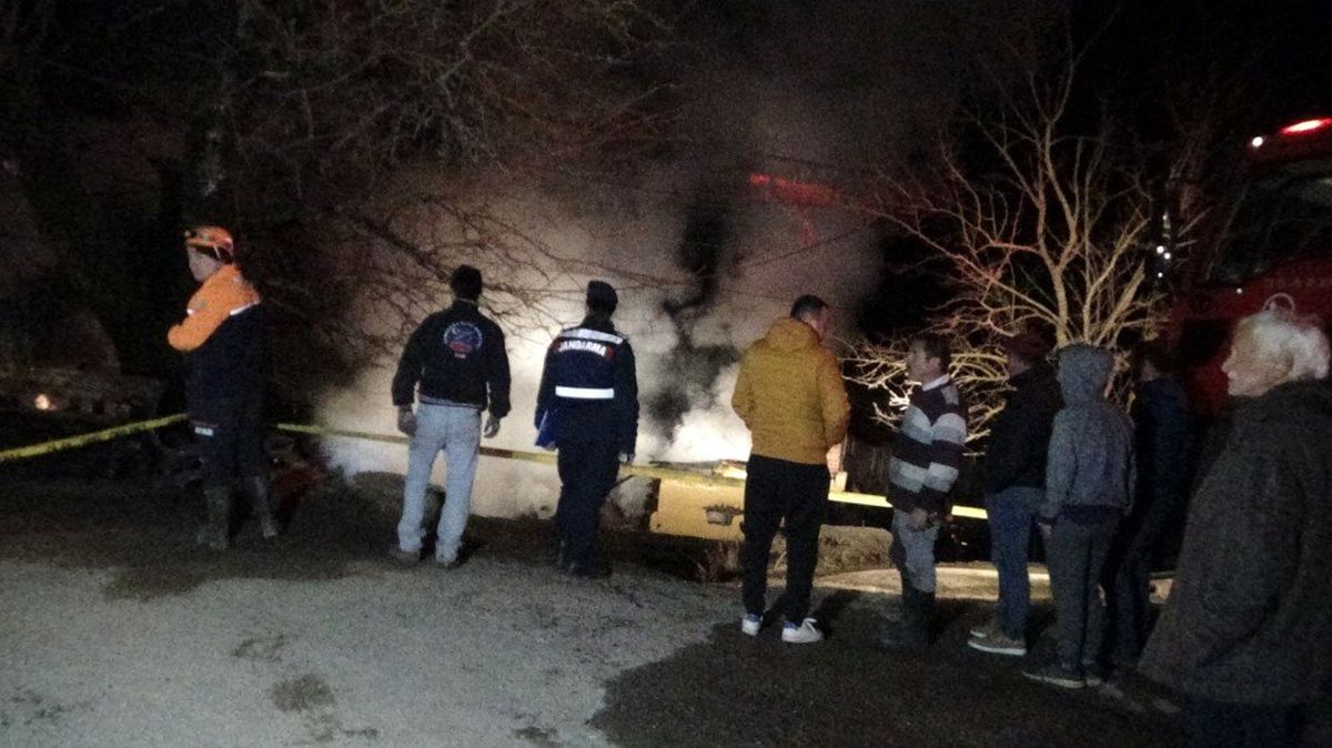 Bartın\'da 2 ev çıkan yangında küle döndü