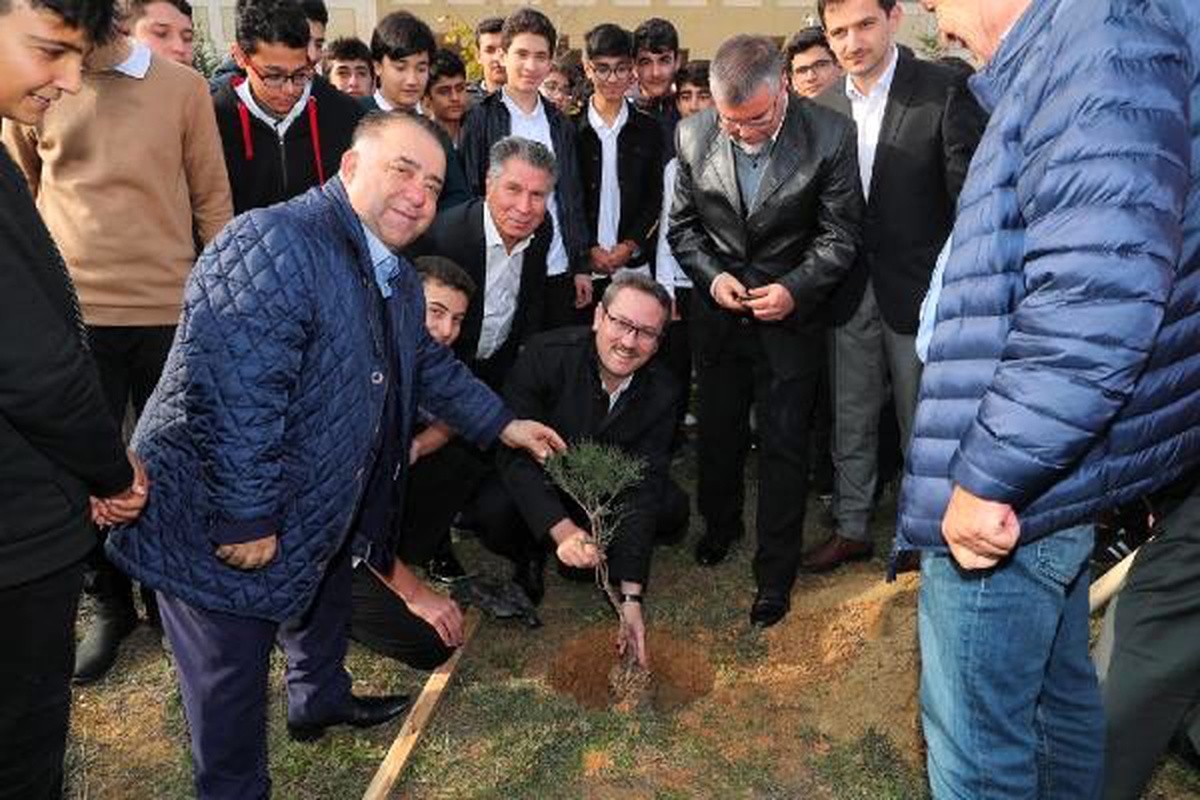 Başakşehir Belediyesi \'fidanları\' öğretmenlere emanet etti