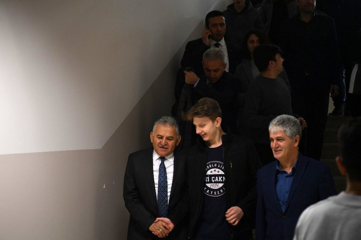 Başkan Büyükkılıç, Fevzi Çakmak Anadolu Lisesi\'ni ziyaret ederek öğretmen ve öğrencilerle görüştü