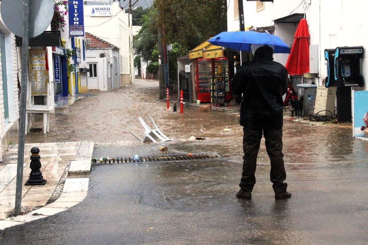 Bodrum\'u önce fırtına sonra sağanak vurdu
