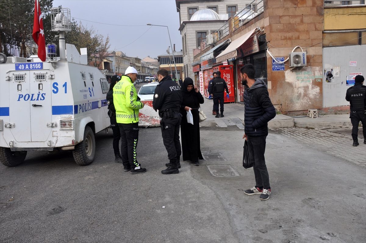 Bulanık\'ta polisler KADES ile ilgili bilgilendirme broşürü dağıttı