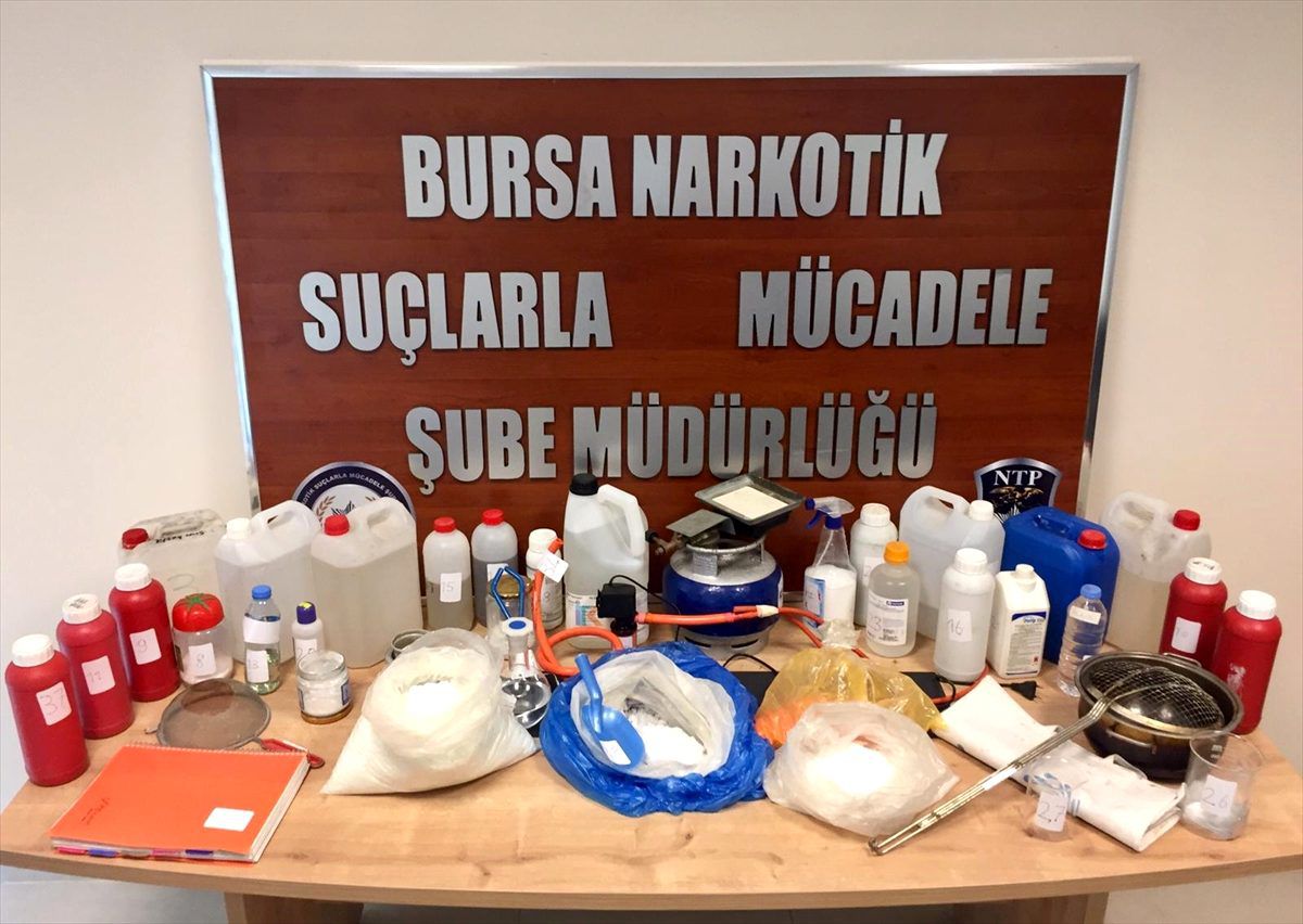 Bursa\'da kimyasal maddelerle uyuşturucu çoğaltıp satan şüpheli yakalandı