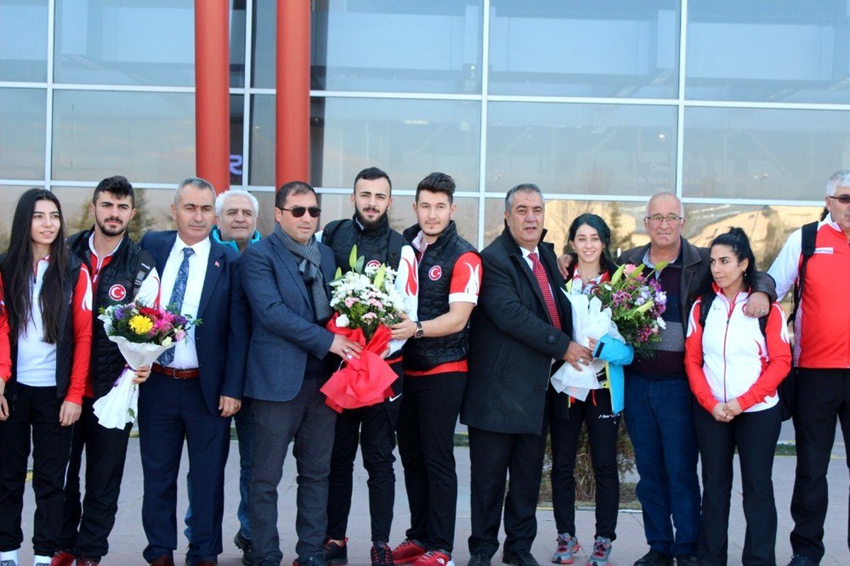 Curling Milli Takımı\'na davul zurnalı karşılama