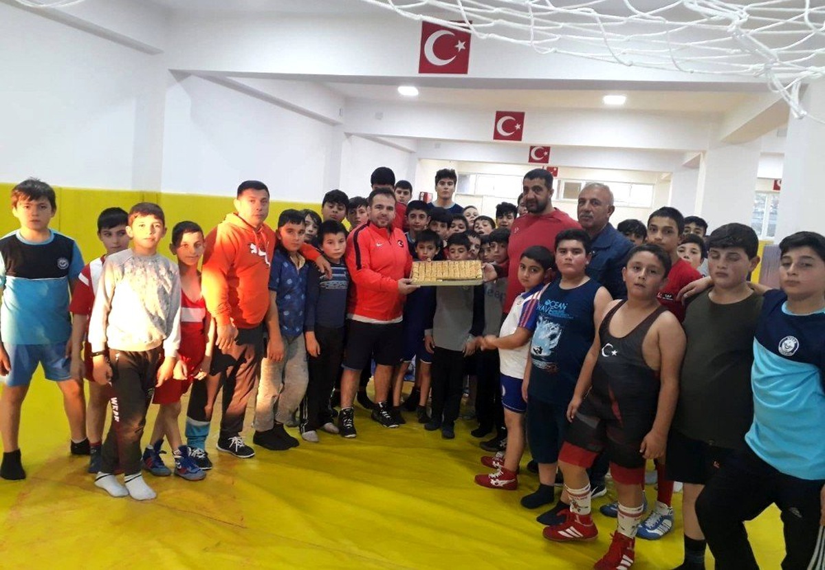 Dünya şampiyonu Gözel, sporcularla buluştu