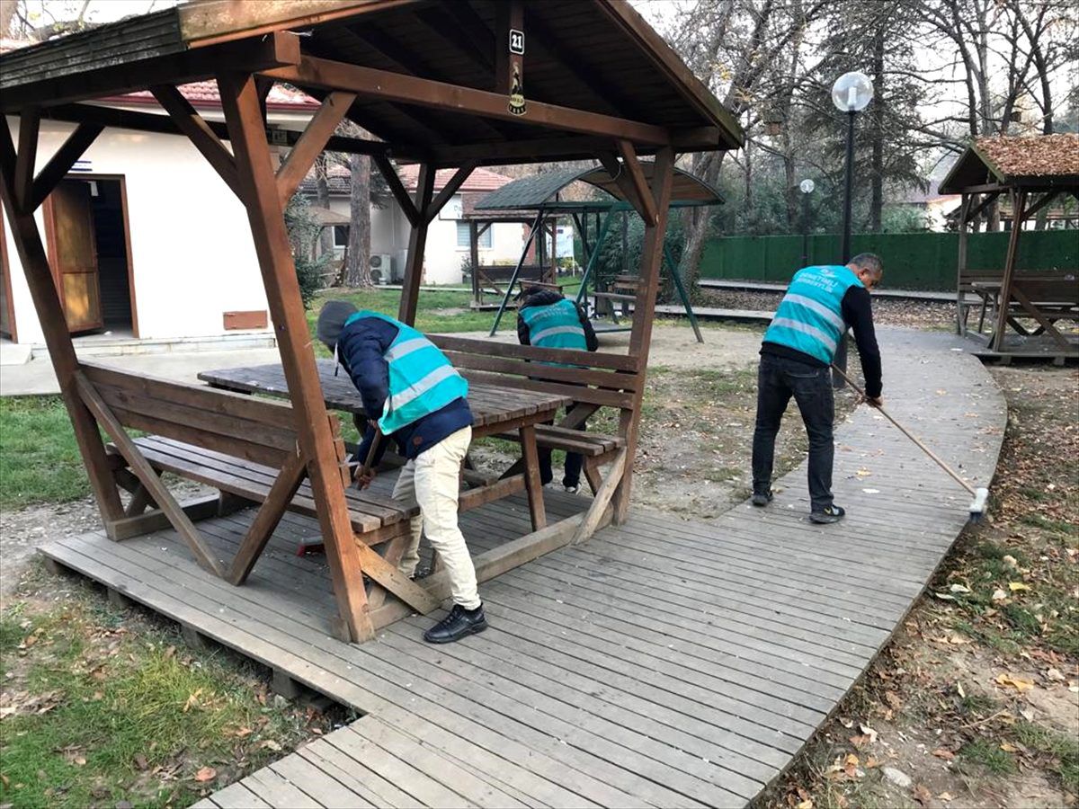 Düzce\'de denetimli serbestlik yükümlülerinden park temizliği
