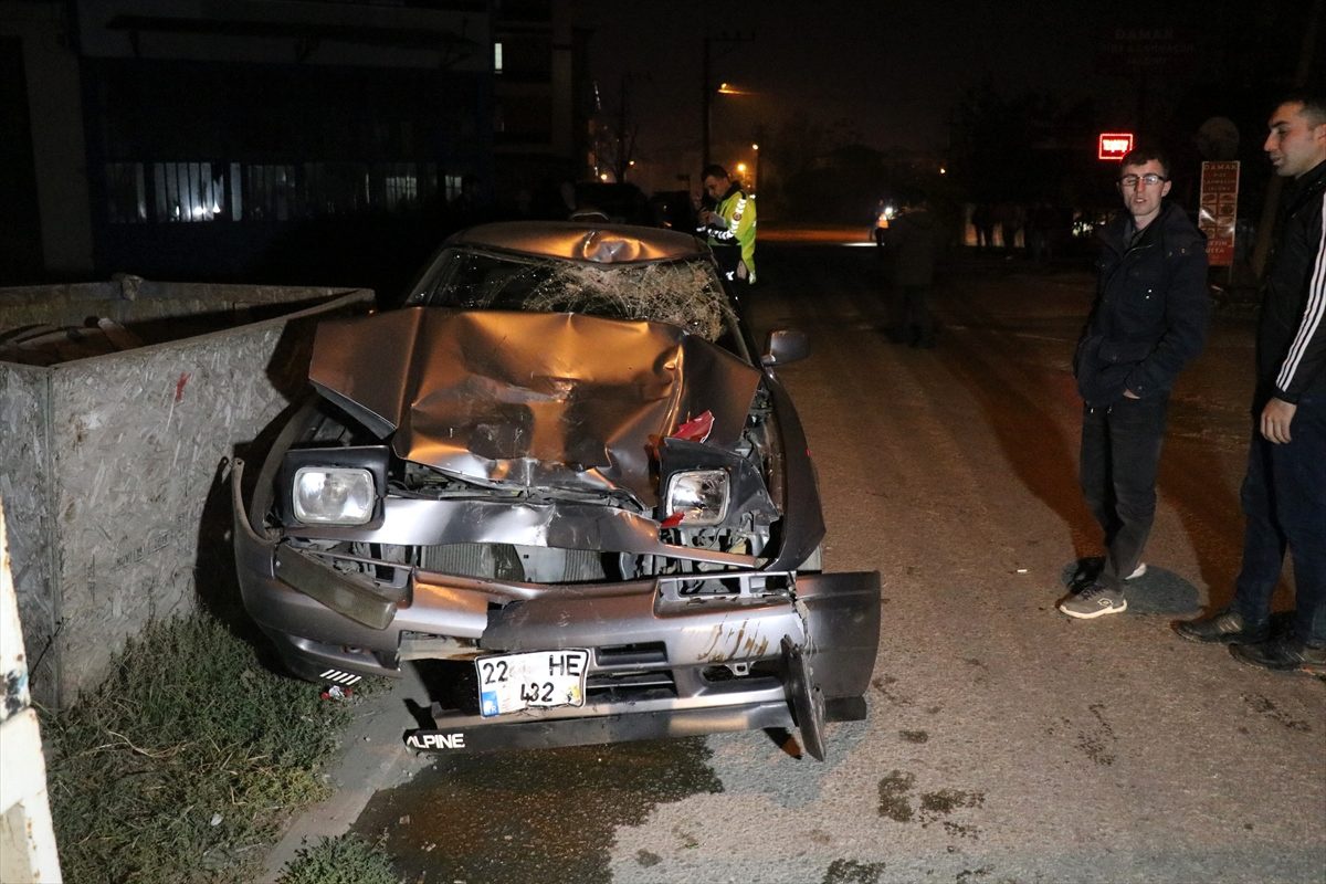 Düzce\'de otomobil ile elektrikli bisiklet çarpıştı: 3 yaralı
