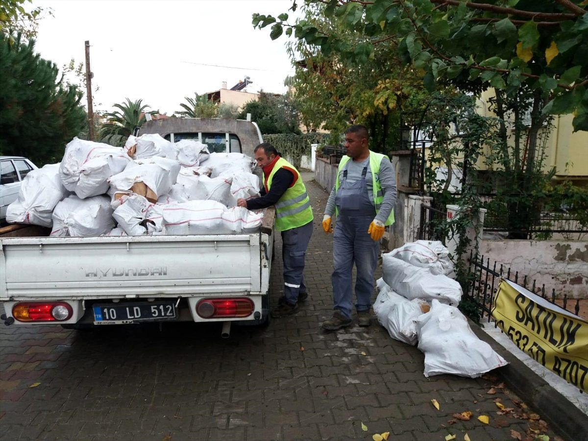 Edremit Belediyesinden ihtiyaç sahiplerine yakacak yardımı