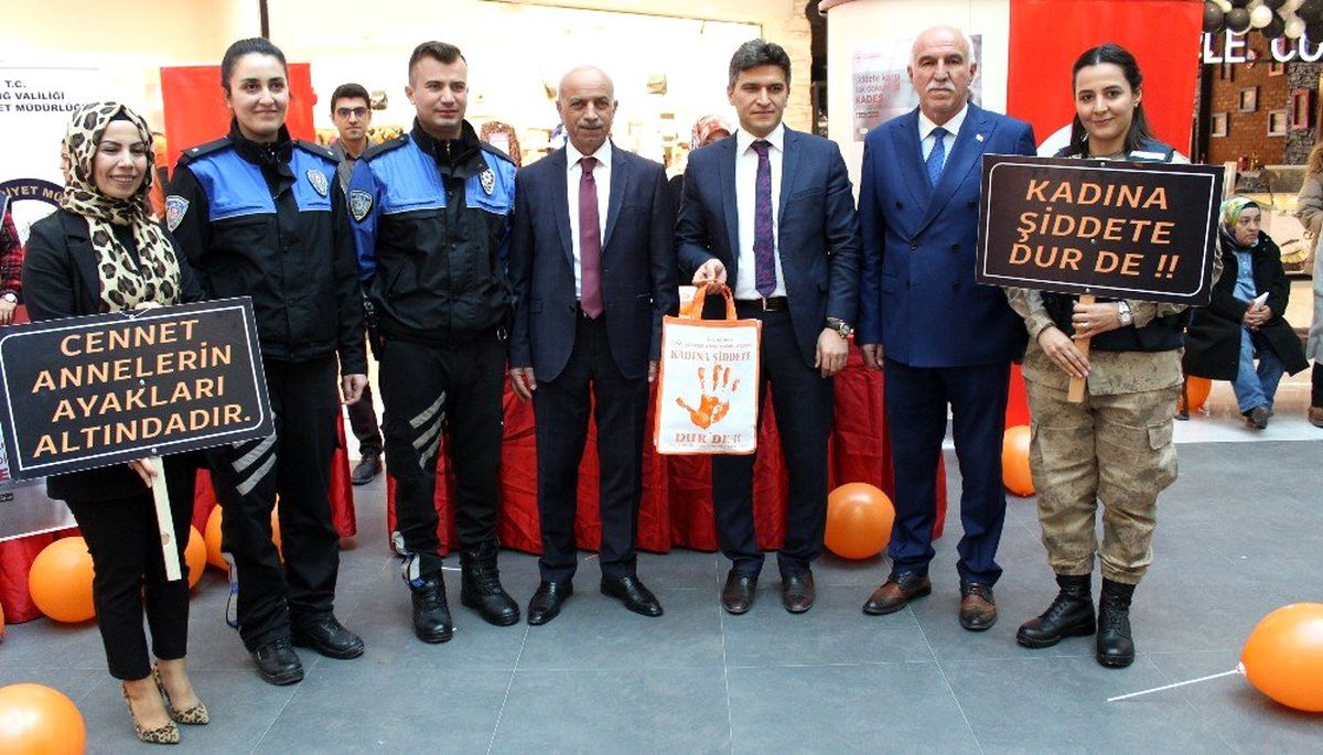 Elazığ\'da jandarma ve polisin katılımıyla \'Kadına Şiddete Hayır\' etkinliği