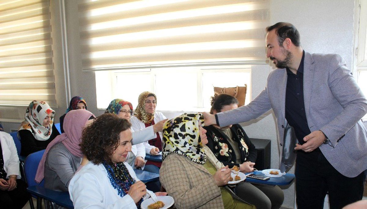 Elazığ\'da öğretmenler eğitime baklava ile başladı