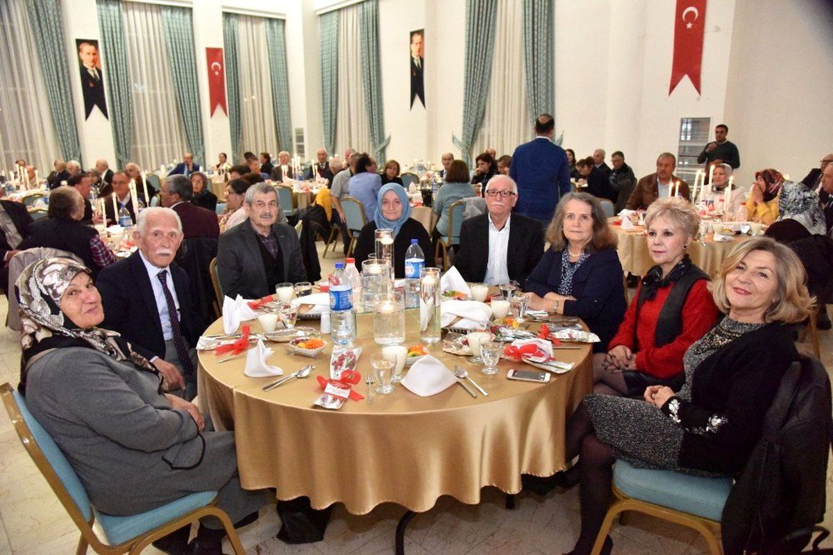 Emekli öğretmenler akşam yemeğinde bir araya geldi
