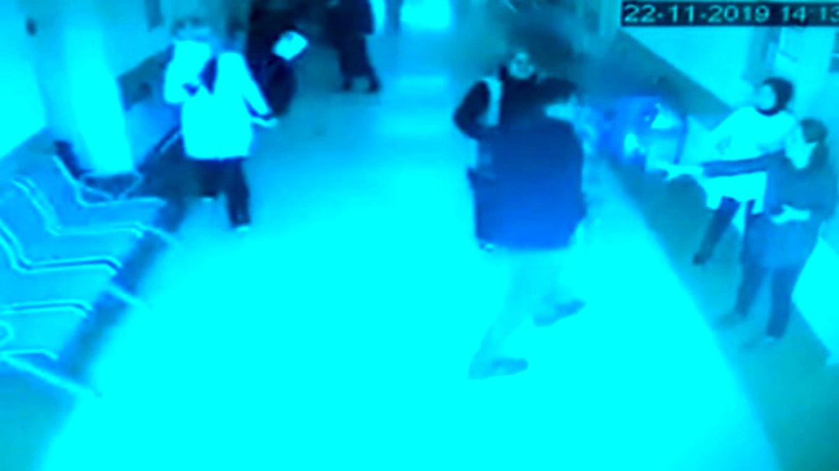 Eşine bağırdığını iddia ettiği doktorun odasını fırçayla basan şahıs kamerada