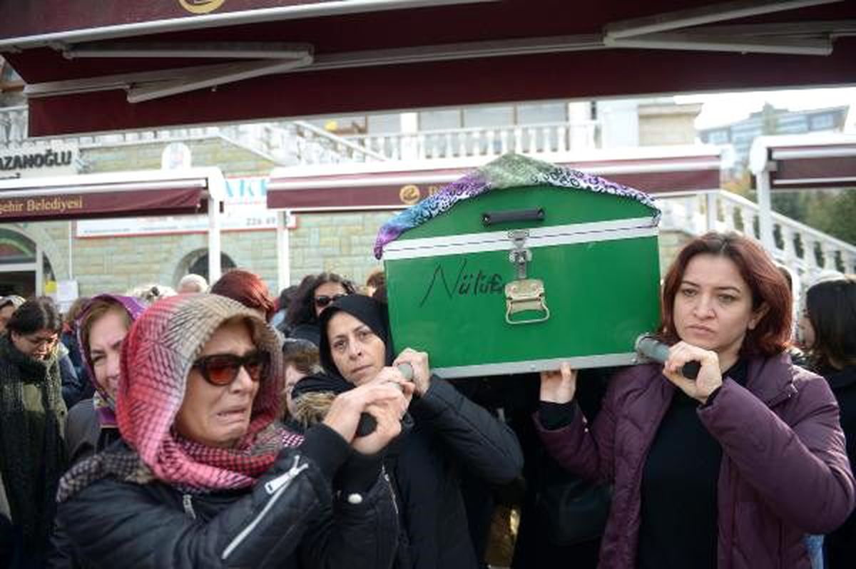 Eski eşinin satırla öldürdüğü Ayşe\'nin tabutuna kadınlar omuz verdi