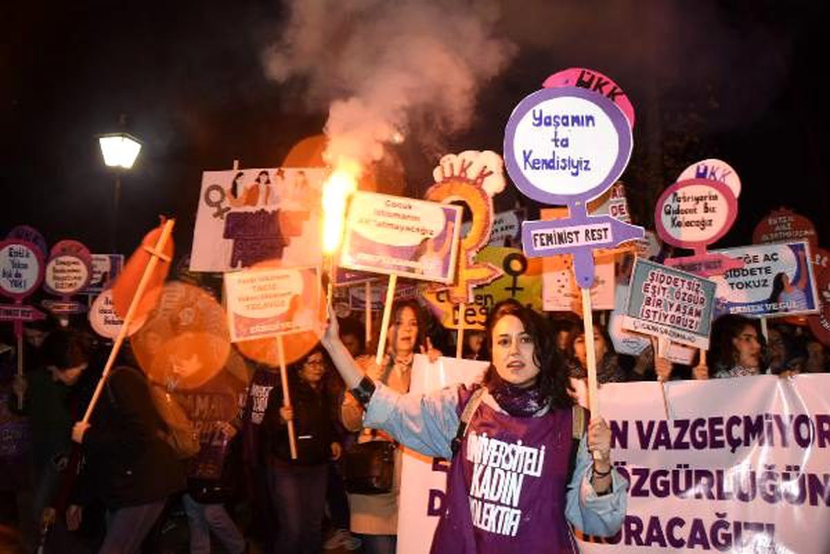 Eskişehirli kadınlardan meşaleli protesto