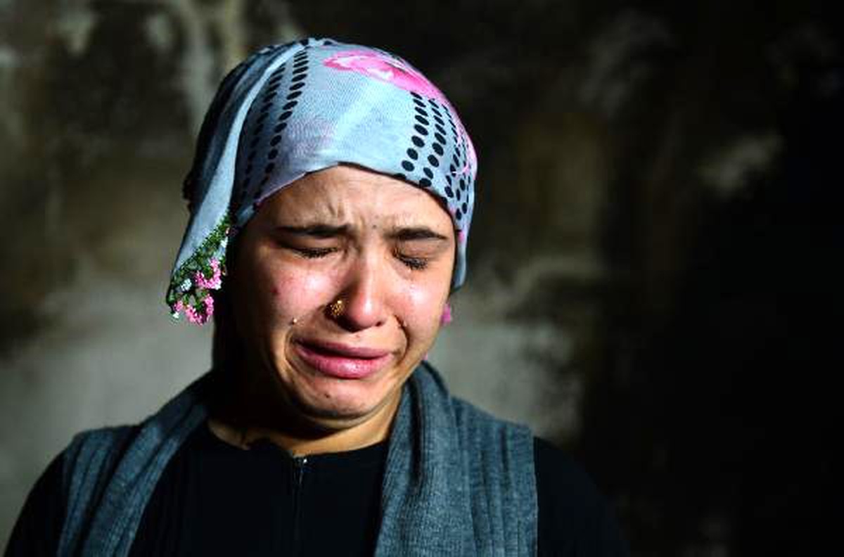Evi yanan 3 çocuk annesi gözyaşlarına boğuldu