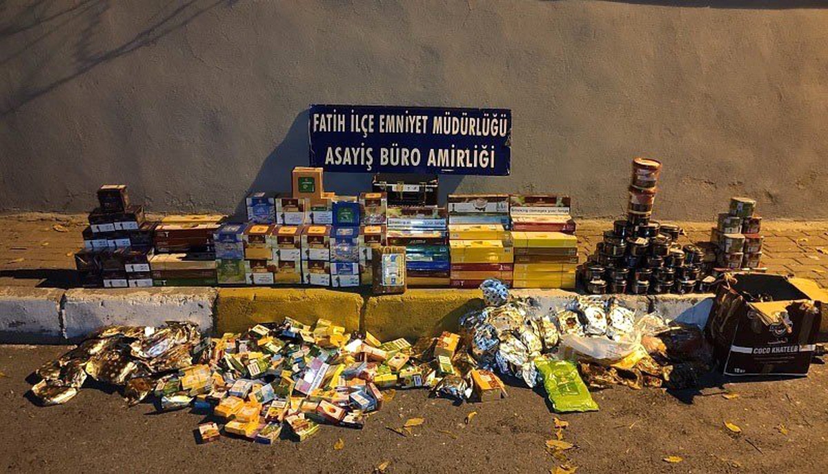 Fatih\'te 300 kiloyu aşkın kaçak nargile tütünü ele geçirildi