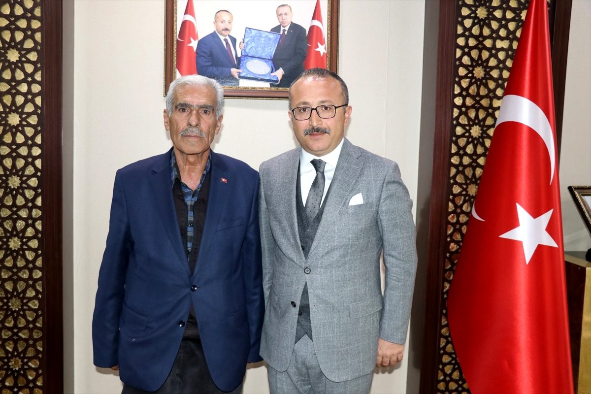 Fethi Sekin\'in babası Mehmet Zeki Sekin\'den Vali Atik\'e ziyaret