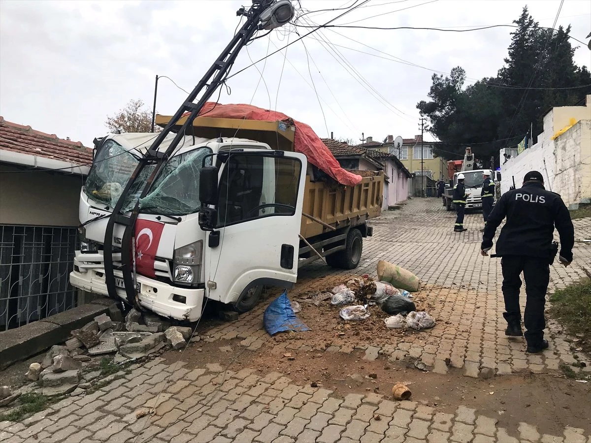 Freni boşalıp evin çatısına çarpan çöp kamyonunun sürücüsü yaralandı