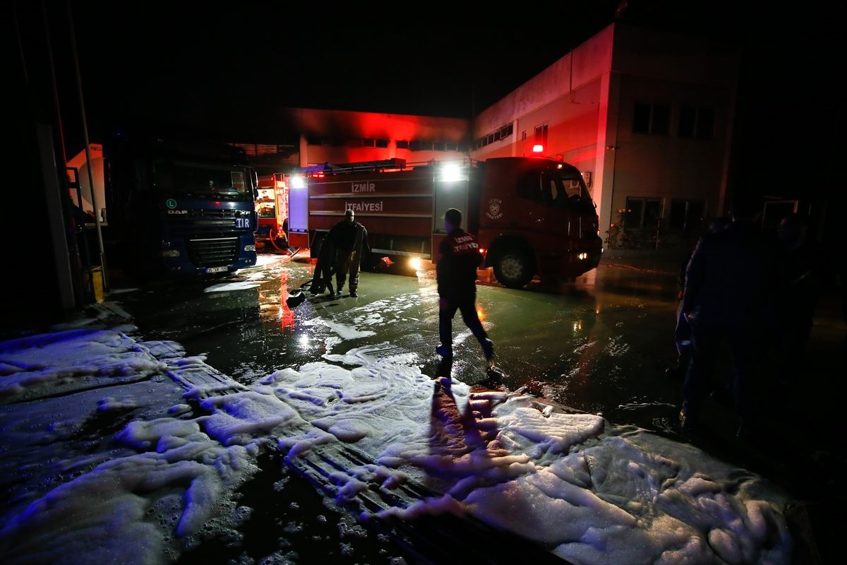 Gaz sıkışmasından dolayı yangın çıkan fabrikada hasar oluştu