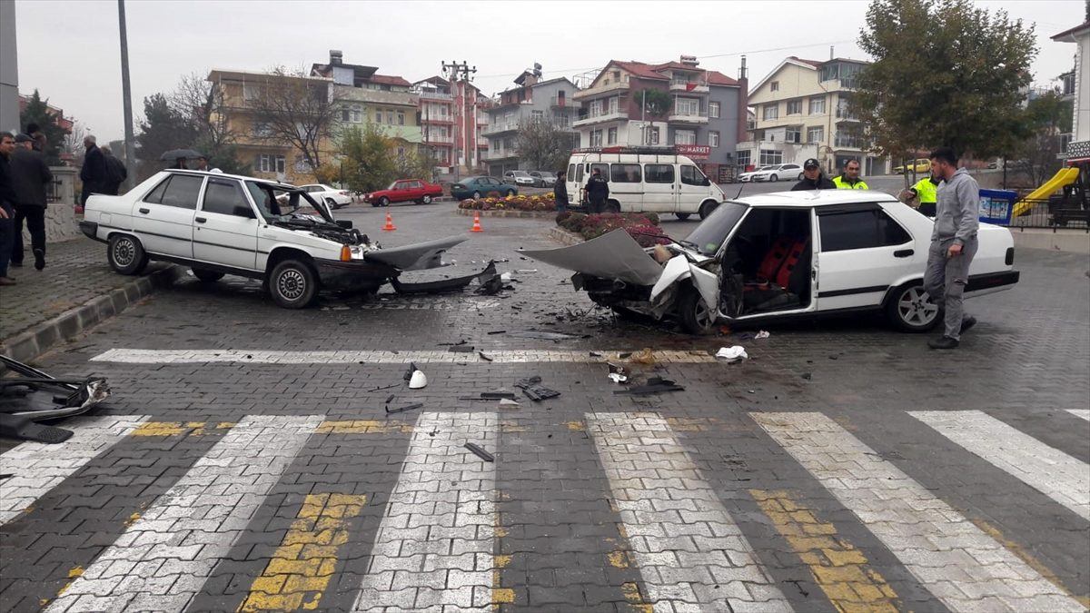 Gediz\'de iki otomobil çarpıştı: 2 yaralı