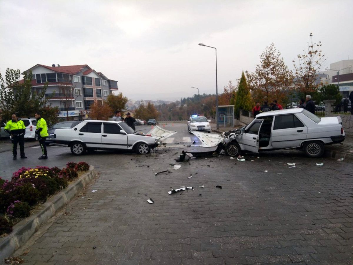 Gediz\'de trafik kazası: 2 yaralı
