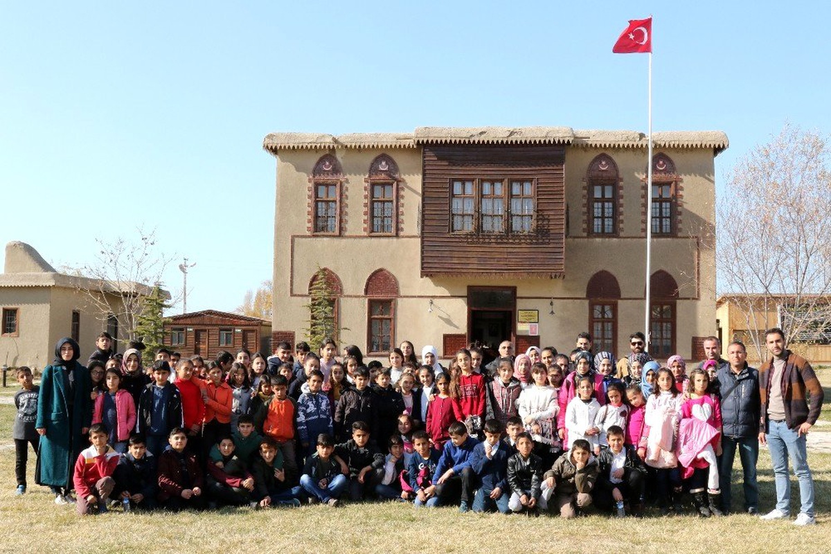 Gürpınarlı öğrenciler hem gezdi hem eğlendi