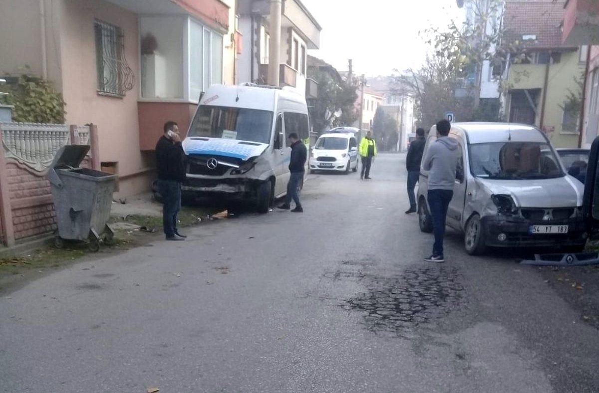 Hafif ticari araç ile yolcu minibüsü çarpıştı: 3 hafif yaralı