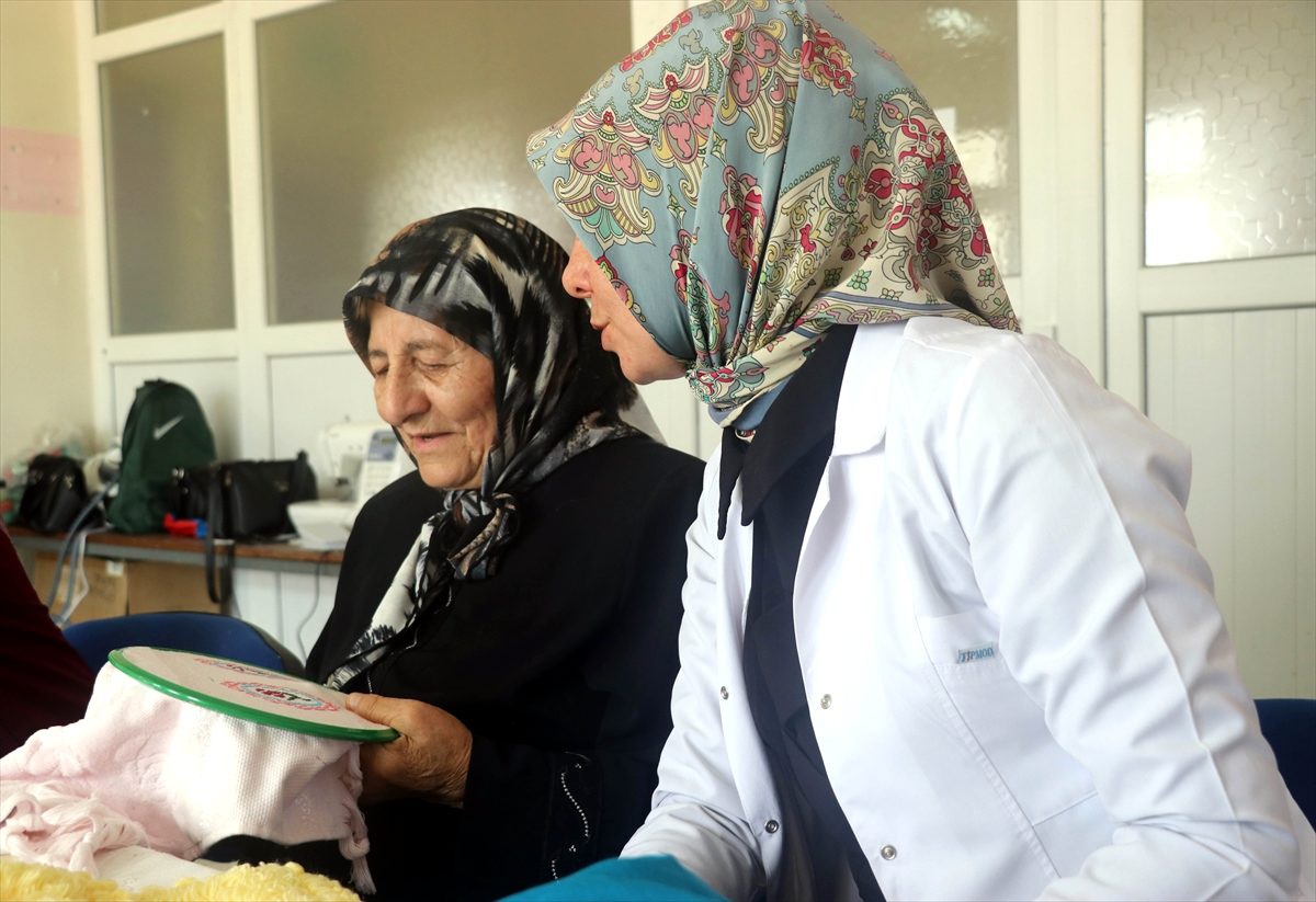Halk eğitim merkezinin 84 yaşındaki öğrencisi: Nazmiye nine