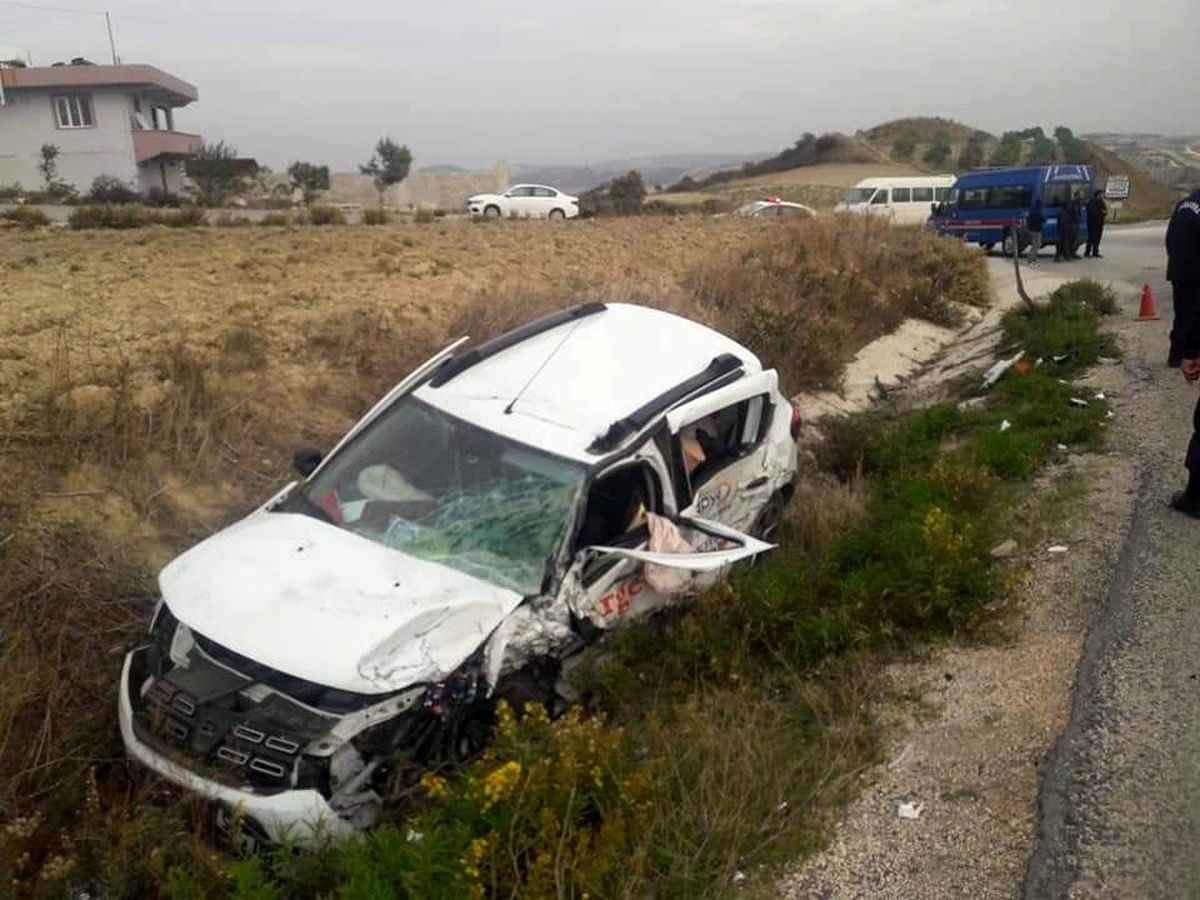 Hatay\'da hatalı sollama kazası: 3 yaralı