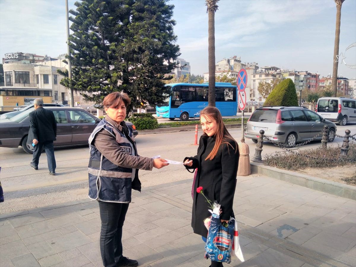 Hatay\'da polisler KADES ile ilgili bilgilendirme broşür dağıttı