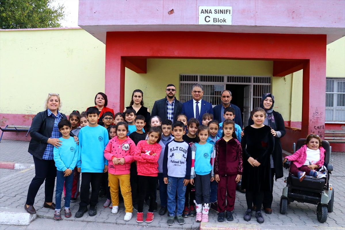 Hayat Paylaştıkça Güzel Kulübü\'nden örnek öğretmene sürpriz kutlama