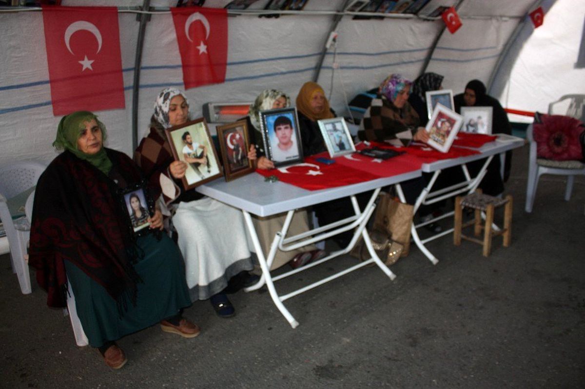 HDP önündeki ailelerin evlat nöbeti 84\'üncü gününde