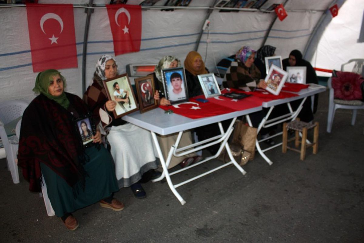 HDP önündeki ailelerin evlat nöbeti 84\'üncü gününde