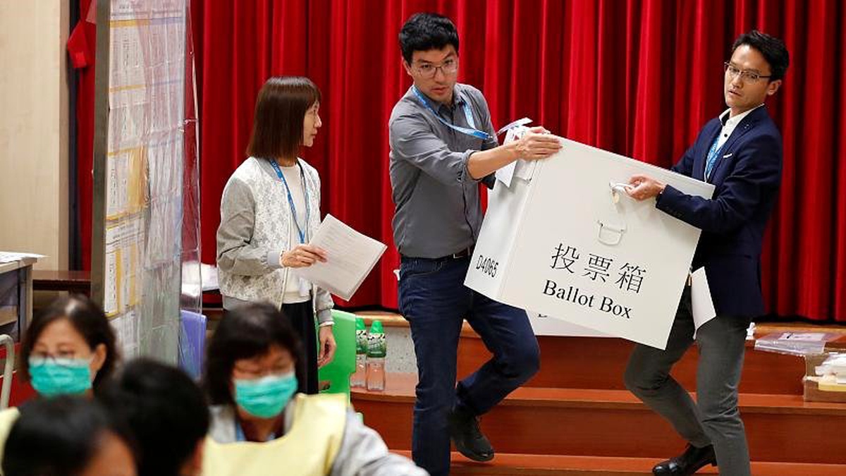 Hong Kong\'da belediye meclisi seçimlerini Pekin karşıtları kazandı