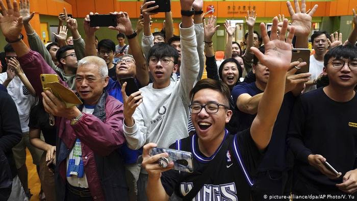 Hong Kong\'da seçimleri demokrasi yanlıları kazandı