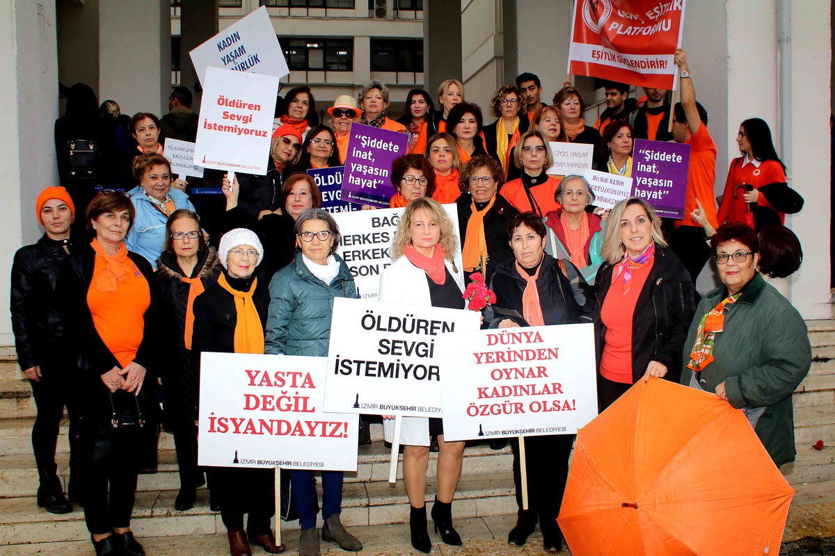 İKKB, kadına şiddete dikkat çekmek için ayakkabı bıraktı