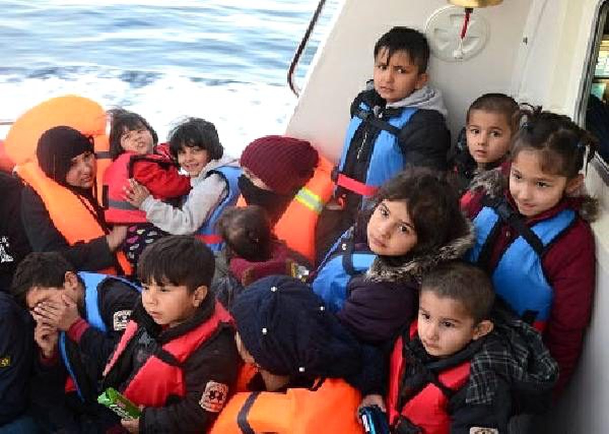 İzmir\'de 38\'i çocuk 81 kaçak göçmen yakalandı