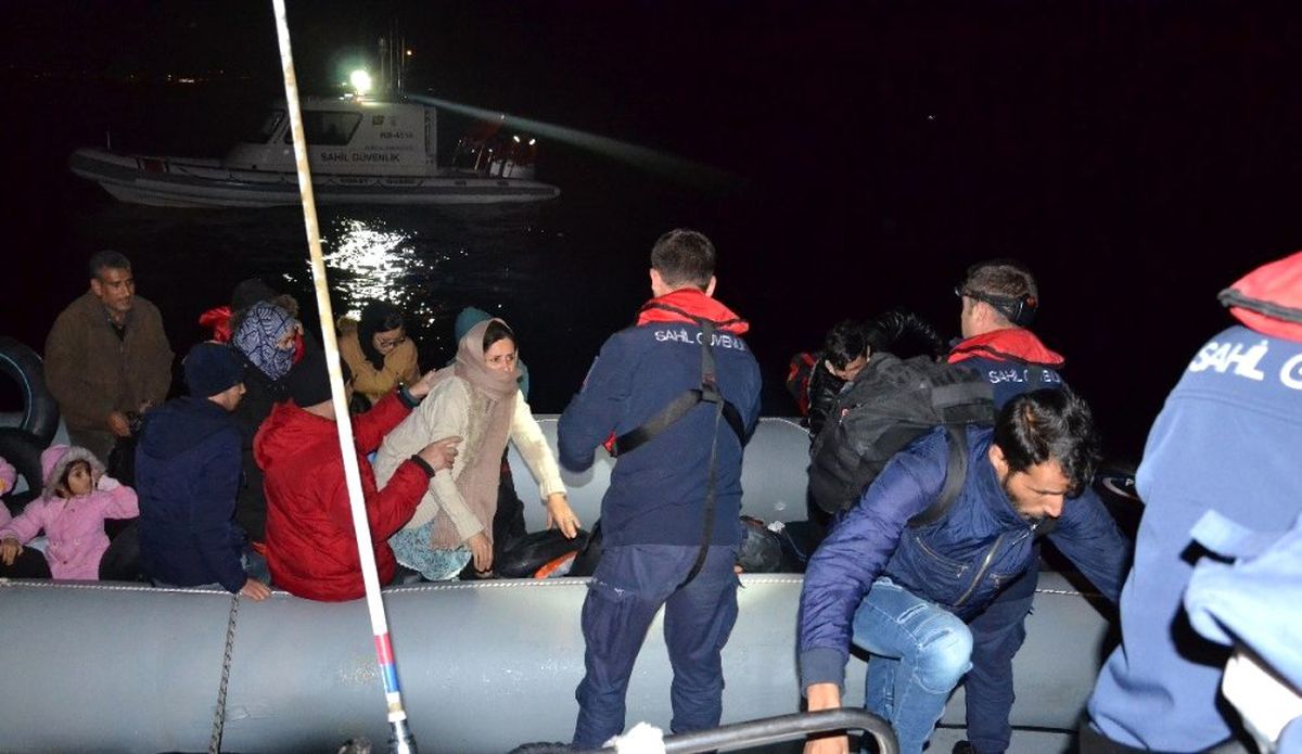 İzmir\'de 61 kaçak göçmen yakalandı