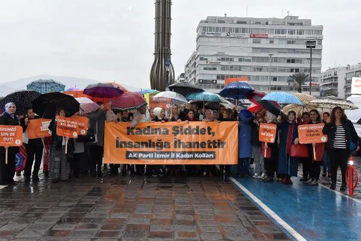 İzmir\'de AK Parti\'li kadınlar \'Kadına şiddet insanlığa ihanettir\' pankartı açıp, yürüdü
